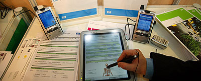 El tablet PC podra sustituir a los papeles de los mdicos; similar a una computadora porttil podr accederse a las historias cl?nicas. Fuente: www.elcorreogallego.es